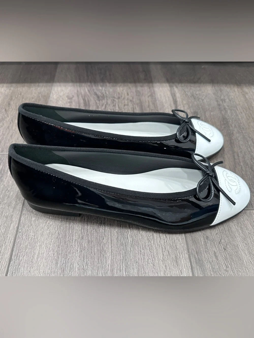 NEW 2026 CHANEL BLACK PATENT LEATHER WHITE CC LOGO CAPTOE BALLET FLATS 38.5C